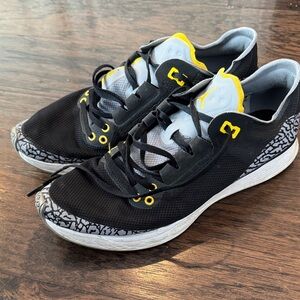 Jordan Run Men’s 10.5 Black and Yellow Athletic Sneakers